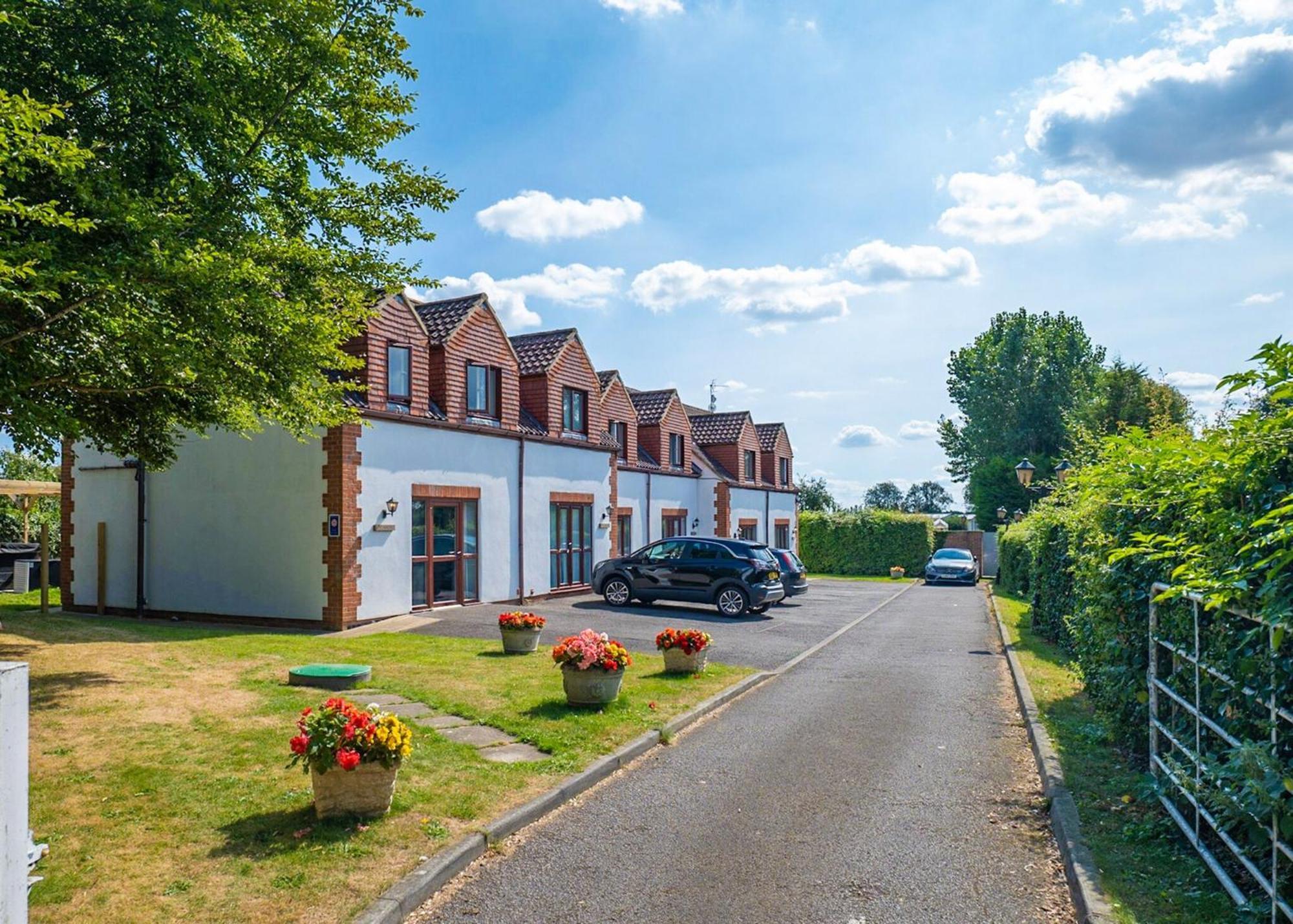 White Rose Country Cottages Thormanby Bagian luar foto