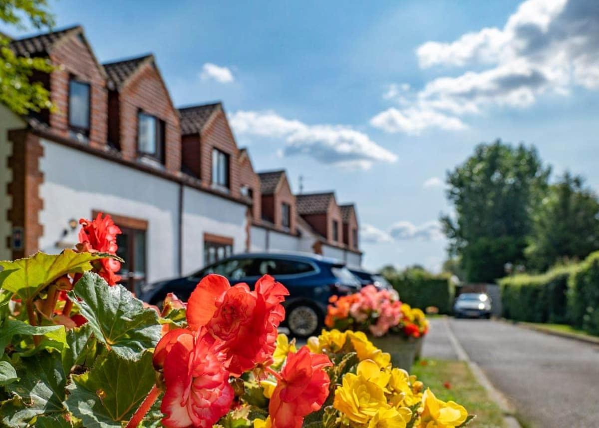 White Rose Country Cottages Thormanby Bagian luar foto