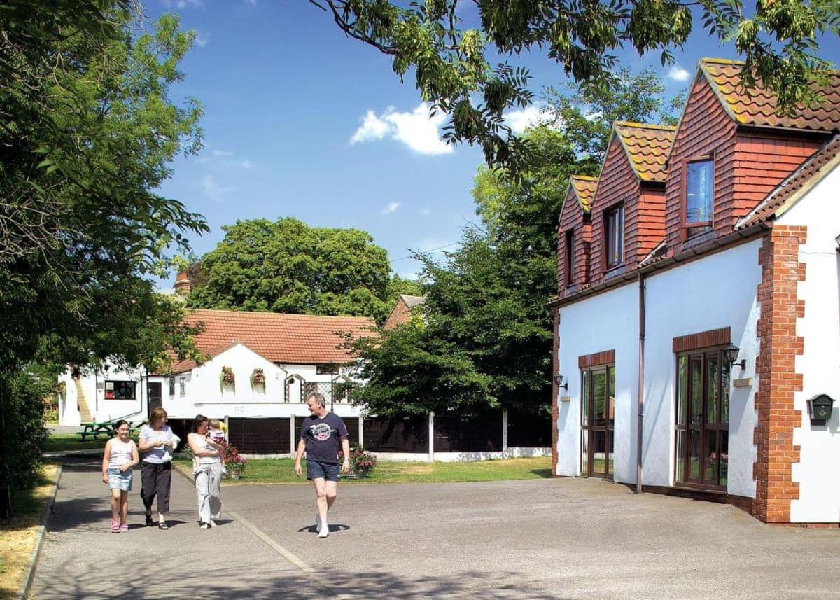 White Rose Country Cottages Thormanby Bagian luar foto